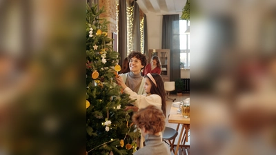 Auf das gemeinsame Schmücken des Weihnachtsbaumes freuen sich alle Familienmitglieder. (Foto: Pexels)