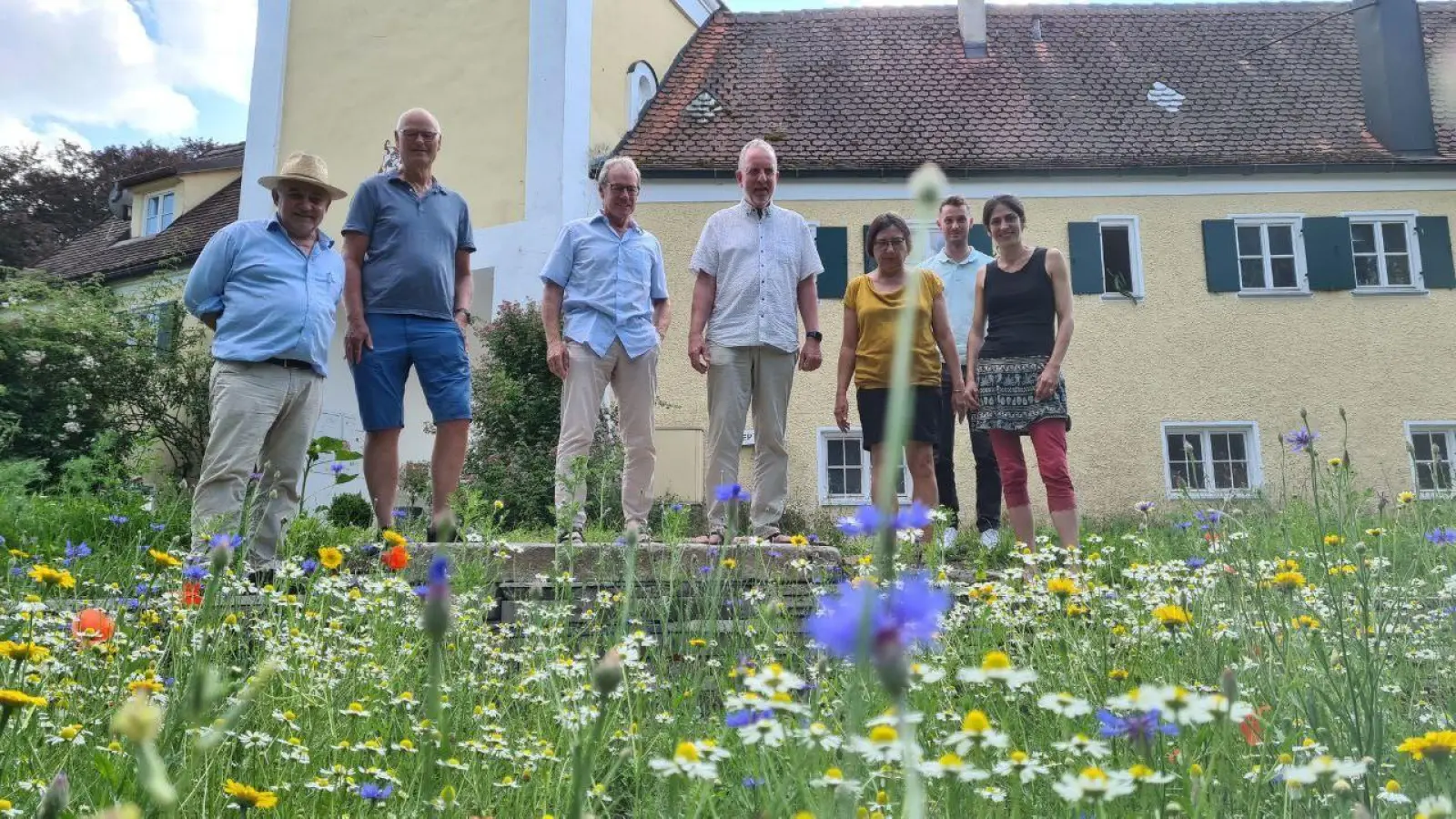 <b>Am blühenden „Garten der Vielfalt”</b> in Blumenthal freuen sich die beteiligte Gruppe von Forum Zukunft, Schlossbewohner sowie David Hein (Zweiter von rechts), Geschäftsführer des Wittelsbacher Land Verein.  (Foto: Blumenthal)