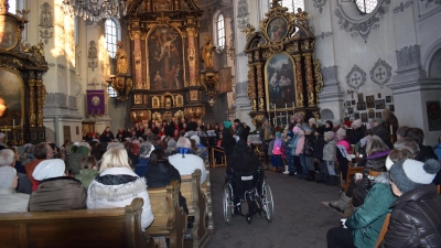 <b>Bis auf den letzten Platz</b> gefüllt war die Wallfahrtskirche Maria Birnbaum zum Adventssingen. Die Darbietungen des Kinderchors (rechts) bereiteten viel Freude.  (Foto: Thomas Weinmüller)