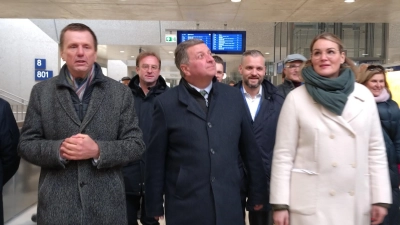 Klaus-Dieter Josel, Christian Bernreiter und Eva Weber bei der Eröffnung des Augsburger Hauptbahnhofs.  (Foto: Maximilian Tauch)