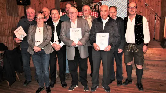 Eine ganze Reihe von Ehrungen für treue Mitglieder gab es beim Braxenclub Langengern. Rechts im Bild Vereinsvorsitzender Helmut Steiner. (Foto: Georg Wohlleben)