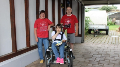 <b>Annerose</b> mag es, wenn Mutter Christine und Vater <br>Willi Augustin mit ihr eine Radtour unternehmen. Dazu hat die Familie extra ein Rad angeschafft, an dem vorne ein Rollstuhl angebracht werden kann. (Foto: Nayra Weber)