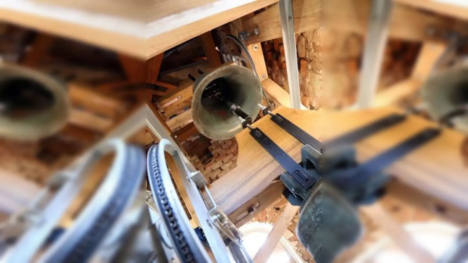 Mit dem neuen Glockenstuhl   aus Eichenholz ist nun auch die vierte Glocke des Osterzhausener Geläuts zu hören.