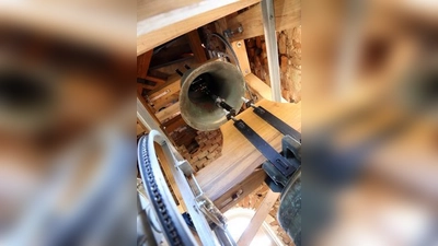Mit dem neuen Glockenstuhl   aus Eichenholz ist nun auch die vierte Glocke des Osterzhausener Geläuts zu hören.