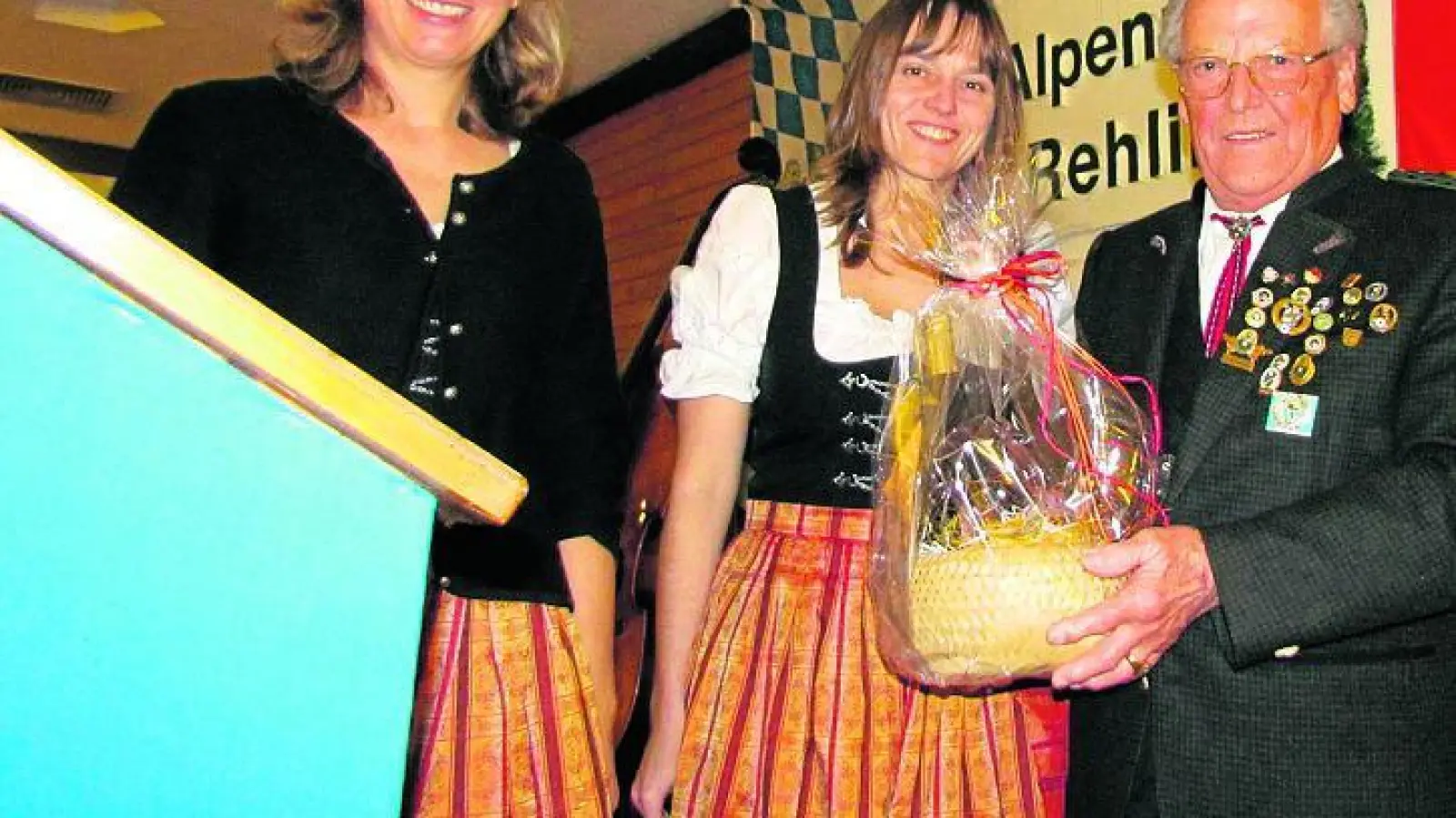 &lt;p&gt; &lt;x_bildunterschr&gt; &lt;b&gt;Ehrenschützenmeister &lt;/b&gt; Johann Mertl freute sich über ein Präsent von den beiden Schützenmeisterinnen Lucia Schapfl (links) und Angela Schlögl. &lt;/x_bildunterschr&gt; &lt;/p&gt;