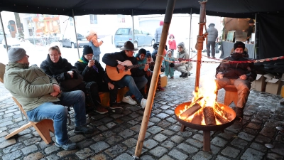 Gitarrenmusik und Lagerfeuer. Auch die Aichacher Pfadfinder beteiligten sich am Sonntagnachmittag am Alternativen Christkindlmarkt auf dem Schlossplatz. (Foto: Erich Hoffm)