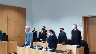 Ein 49-jähriger Angeklagter (links) muss sich vor dem Landgericht wegen versuchten Mordes verantworten. Verteidigt wird er von den Rechtsanwälten (hinten, von links) Ralf Schönauer, Christian Ciurea und Jörg Seubert. (Foto: Patrick Bruckner)