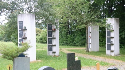 <b>Die fünf Urnenstelen</b> im neuen Friedhof in Rehling sind bis auf wenige freie Plätze alle belegt. Nächstes Jahr sollen daher weitere fünf dazu kommen. (Foto: Josef Abt)