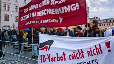 Anlässlich des Neujahrsempfangs der Augsburger AfD demonstrierten am Mittwochabend gut 700 Personen auf dem Rathausplatz. (Foto: Maximilian Tauch)