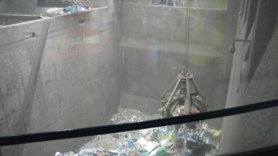 <b>Tonnenweise</b> Restmüll lagert im Müllbunker in der AVA in Augsburg. Die Preise für die Müllverbrennung sind radikal gesunken.  (Archivfoto: Ines Speck)
