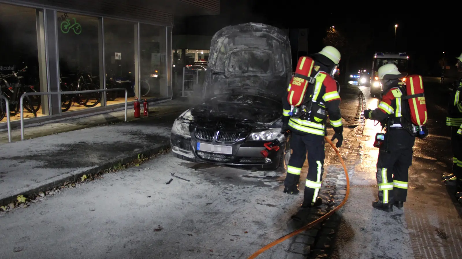 <b>Die Feuerwehr Aichach</b> musste am Dienstagabend zu einem brennenden Pkw in Aichach ausrücken.  (Foto: Michael Greifenegger)