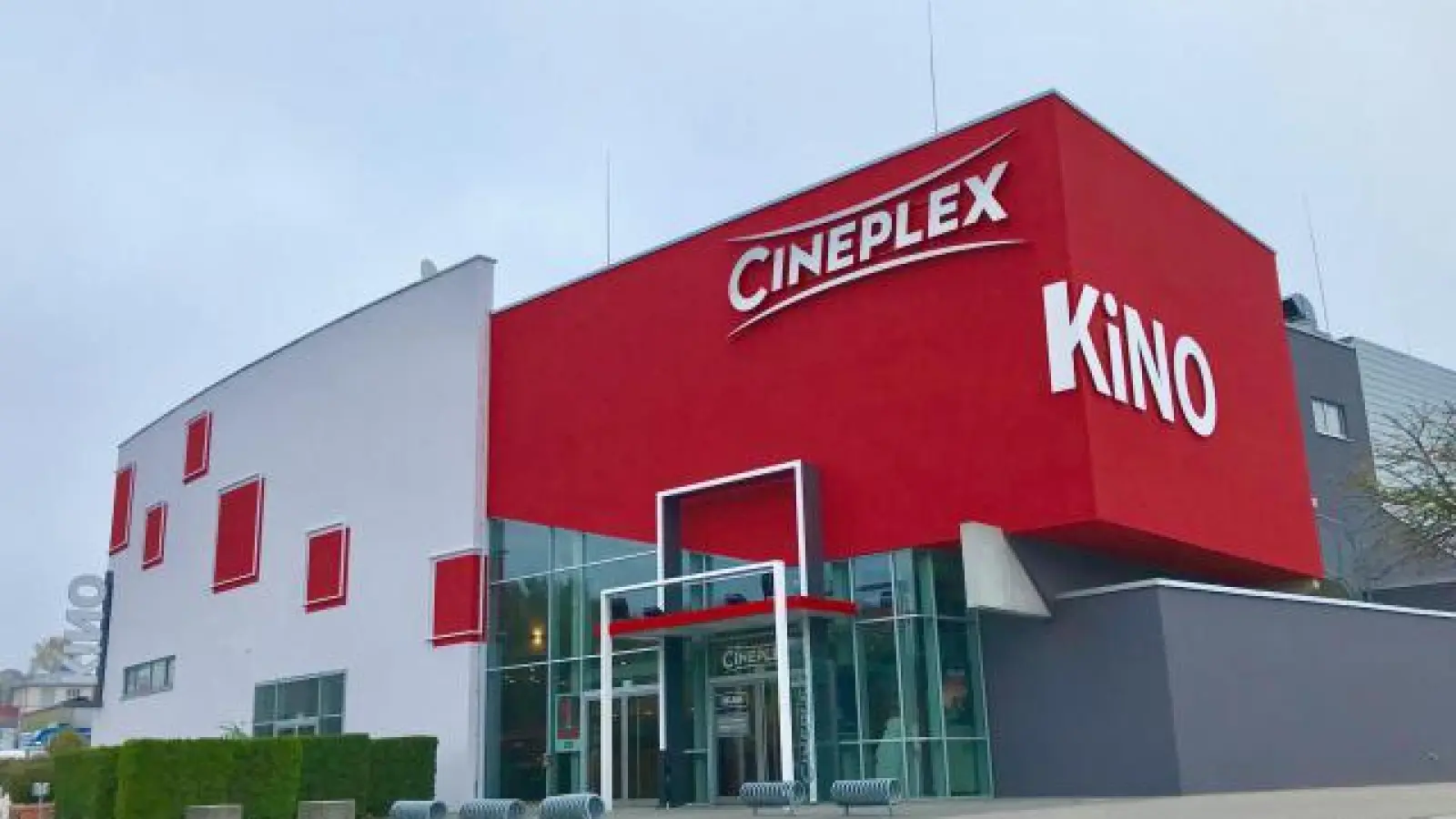 Die Kinobetreiber des Cineplex in Aichach haben die Wiedereröffnung verschoben, nachdem ein entsprechendes Filmprogramm weggebrochen ist.