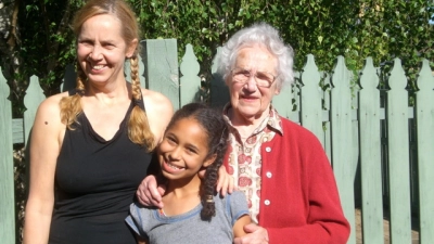 <b>Drei Generationen Peters</b> (von links): Michaela Peters, Yosephina Peters und Annamarie Peters 2011 in Melbourne.  (Foto: Gerlinde Peters)