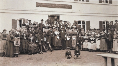 Zur Hochzeit von Anna Habersetzer und Matthäus Schury am 19. Mai 1913 stellten sich Brautpaar und Hochzeitgäste dem Fotografen vor der Schlosswirtschaft.<br> (Archivfoto: Andreas Schury)