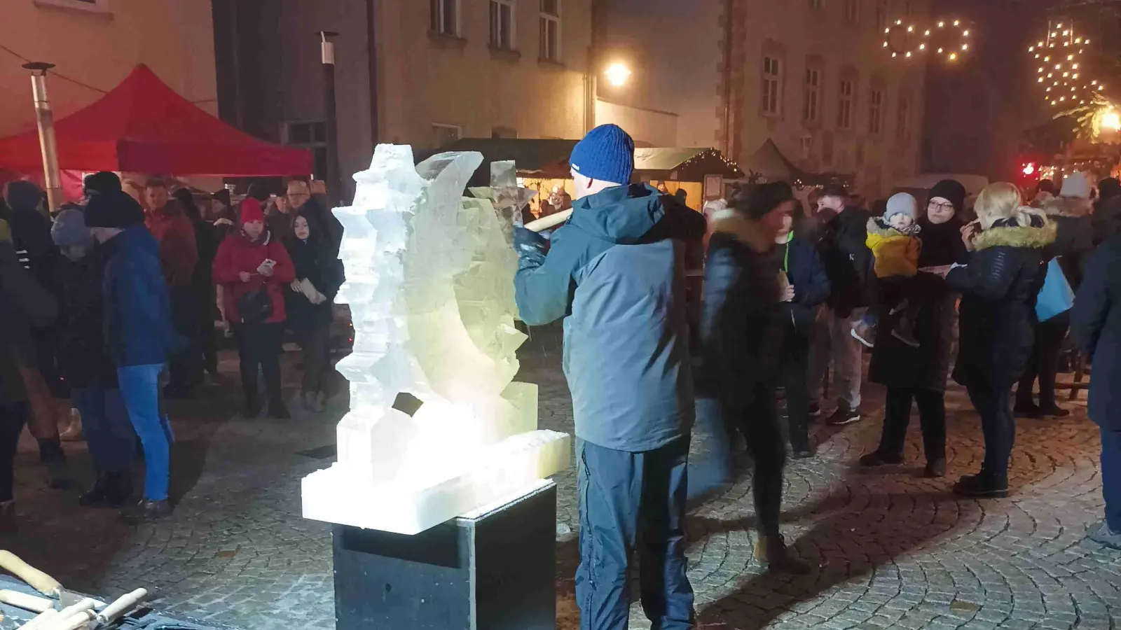 <b>Klaus Grunenberg</b>, Eiskünstler aus Baar, zauberte aus drei Eisblöcken ein weihnachtliches Motiv mit Mond und Sternen. (Foto: Wilhelm Wagner)