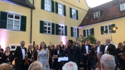 <b>Nicht nur das Publikum</b> war begeistert, auch die Künstler freuten sich über einen gelungenen Abend im Innenhof des Tanderner Schlosses.  (Foto:  Hans Glas)