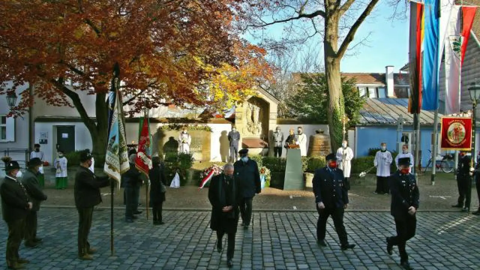 Am Kriegerdenkmal legten Aichachs Bürgermeister Klaus Habermann (vorne, Dritter von rechts) und Vertreter der Krieger- und Soldatenkameradschaft Aichach Kränze nieder, um der Opfer der beiden Weltkriege zu gedenken.