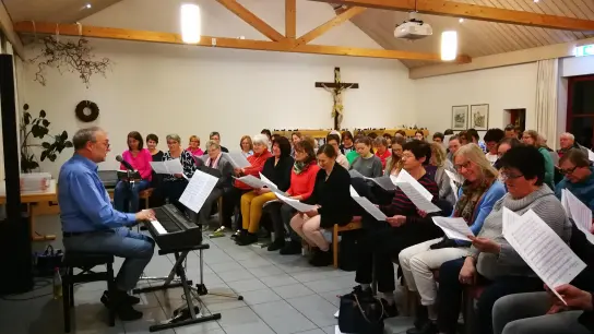 <b>Rund 60 Sängerinnen und Sänger</b> ließen sich drei Stunden lang von Pater Norbert Maria Becker mitreißen. (Foto: Karina Schaffelhofer)