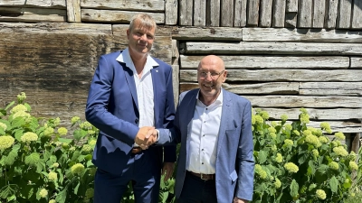 <b>Wechsel in der Präsidentschaft:</b> Dr. Uli Hartmann (links) folgt an der Spitze des Rotary Clubs Schrobenhausen-Aichach turnusgemäß auf Josef Königbauer.  (Foto: Alexander Krammer)