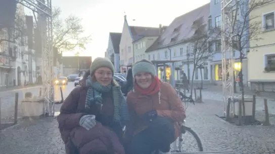 Teresa Wittmann und Rebekka Güttinger zählten Privatautos in der Aichacher Innenstadt.  (Foto: privat)