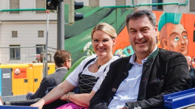 Ministerpräsident Markus Söder zusammen mit Oberbürgermeisterin Eva Weber beim Plärrerumzug.  (Foto: Maximilian Tauch)