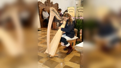 <b>Die mit neun Jahren jüngste aktive Teilnehmerin</b> beim Rehlinger Adventkonzert, Marlene Lohner, gehörte mit ihrem Beitrag an der Harfe zu den Größten.  (Foto: Josef Abt)