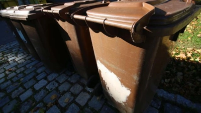 Um die braunen Tonnen, also um den Bio-Müll, kümmert sich in Augsburg der Abfallwirtschafts- und Stadtreinigungsbetrieb. Dieser mahnt: „Bitte keine Plastikbeutel in die braune Biotonne entsorgen”. (Foto: Janina Funk)