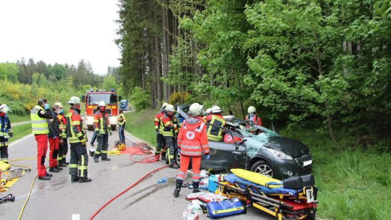 Schwerverletzt   wurde ein 53-jähriger Autofahrer am Donnerstagabend bei einem Verkehrsunfall auf der AIC 2 zwischen Untergriesbach und Allenberg. Der Mann war in seinem Auto eingeklemmt und musste von Aichacher Feuerwehrleuten befreit werden. Der Rettungshubschrauber flog den Verletzten ins Klinikum. 	Foto: Purket/Feuerwehr Aichach (Foto: Purket/Feuerwehr Aichach)