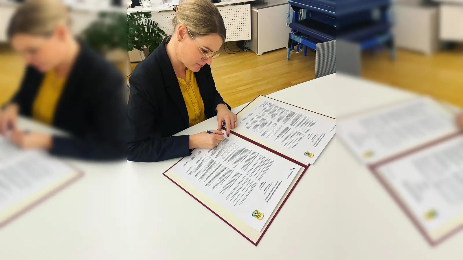Oberbürgermeisterin Eva Weber unterzeichnet Projektpartnerschaftsvereinbarung mit Perwomajsk. (Foto: Stadt Augsburg)
