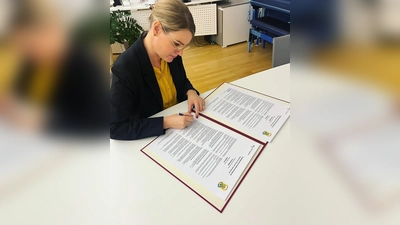 Oberbürgermeisterin Eva Weber unterzeichnet Projektpartnerschaftsvereinbarung mit Perwomajsk. (Foto: Stadt Augsburg)