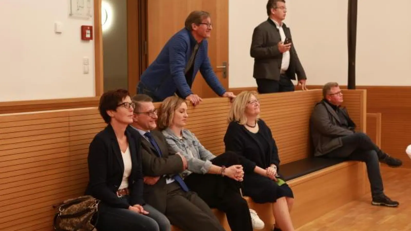 Viel war nicht los   im Pöttmeser Kultursaal, als die beiden Bürgermeisterkandidaten Manfred Graser (Bürgerblock, Zweiter von links),  Mirko Ketz (CSU, stehend, rechts) und einige Begleiter gestern nach 18 Uhr gespannt auf die Ergebnisse der Bürgermeisterwahl warteten. Nicht einmal 20 Leute waren da.