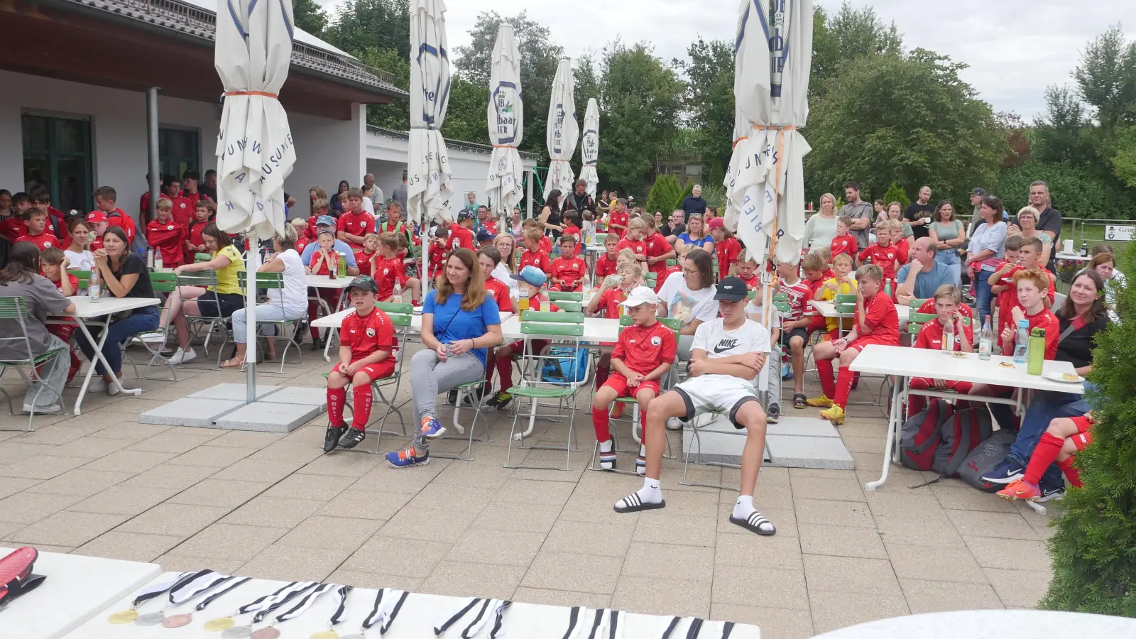 <b>Die zahlreichen Kinder</b> warten am Schlusstag auf der Sportheimterrasse gespannt auf die Siegerehrung. (Foto: Franz Seemüller)