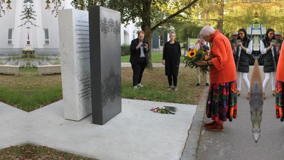 <b>Claudia Roth</b> legte in Aichach Blumen am Denkmal für die vergessenen Frauen, Opfer des NS-Regimes, nieder. Zweite von links ist die Künstlerin Raphaela Sauer, die zusammen mit ihrem Kollegen Michael Meraner das Denkmal geschaffen hat. (Foto: Berndt Herrmann)