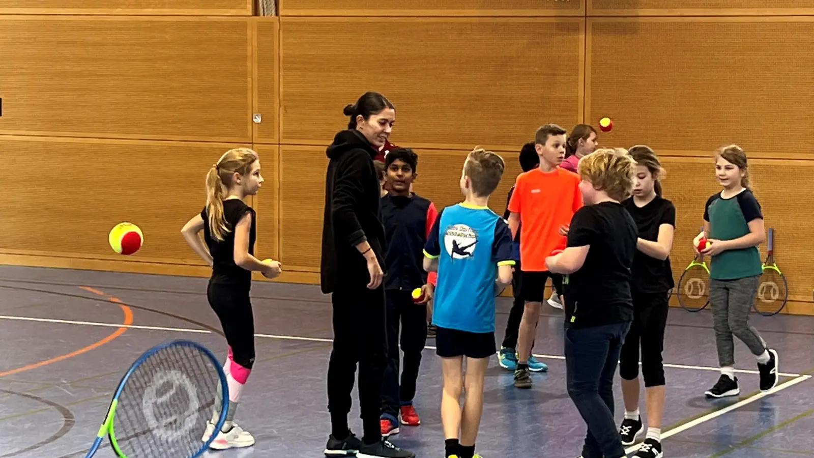 <b>Freude am Tennis:</b> Die Viertklässler der Adelzhausener Grundschule haben die Möglichkeit, in den Tennissport zu hineinzuschnuppern.  (Foto: Florian Andreschewski)