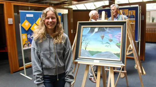 <strong>Die 14-jährige</strong> Lena Kramer mit ihrem Bild, das ihr den Sieg beim Rotary-Kulturförderpreis einbrachte.  (Foto: Brigitte Glas)