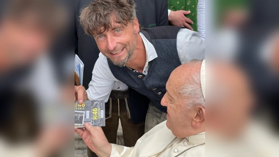 Auch Papst Franziskus hat ein Ticket für das H46-Open-Air in Lindl. Veranstalter Hannes Ankner überreicht es ihm im Rahmen einer Generalaudienz auf dem Petersplatz.  (Foto: privat)