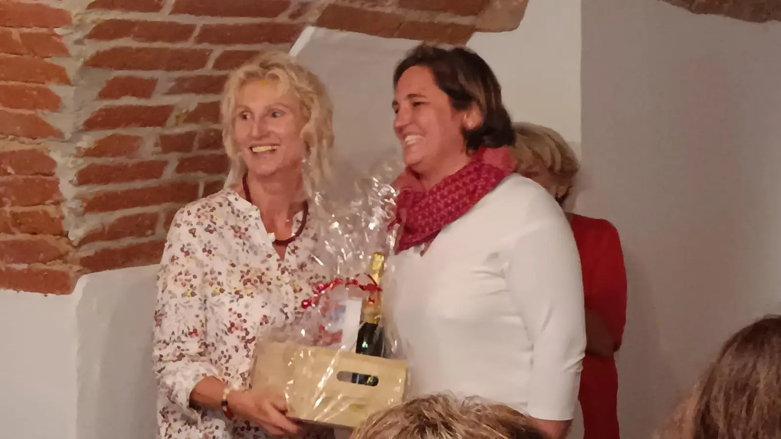 Die Vorsitzende des Frauenbundes von Weyarn, Sabine Wollgarten (rechts), dankte für die Einladung und überreichte der Altomünsterer Frauenbund- Chefin, Hildegard Eberle, ein kleines Geschenk zum Andenken.  (Foto: Gisela Huber)
