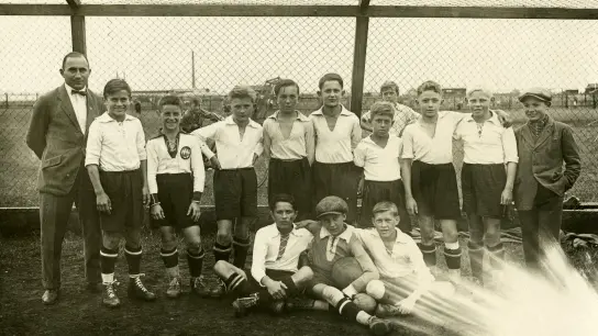 <b>Otto Beer</b> mit Schülermannschaft des FC Bayern in den 1920er Jahren.  (Foto: FC-Bayern-Museum)