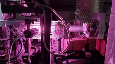 Der Detektor (rechts, mit Aufschrift) ist vergleichsweise klein und kostengünstig. (Foto: Universität Augsburg / AG Experimentelle Plasmaphysik)