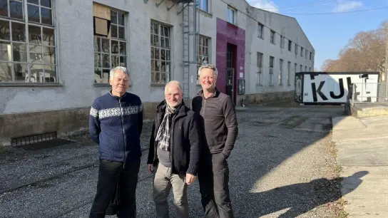 Heinz Hohn (von links), Wolfgang Hauck, Markus Hehl wollen den Vorplatz des Bahnparks mit den Kultainer in ein Kulturquartier für den Stadtteil Hochfeld verwandeln.  (Foto: Daniel Rossner)