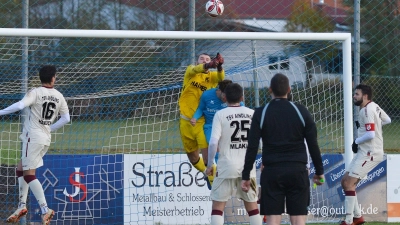 <b>In der Luft</b> wie am Boden stark: Torhüter Robin Scheurer, der beim 1:1 in Oberweikertshofen den TSV Aindling vor allem in der ersten Spielhälfte vor einem Rückstand bewahrte. (Foto: Dieter Metzler)