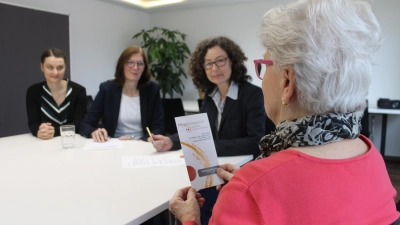 B<b>ei allen Fragen</b> rund um Pflege helfen die Beraterinnen des Pflegestützpunktes Aichach-Friedberg (von links): Theresia Völkl, Ina Albes und Kundry Stern.  (Foto: Berndt Herrmann)