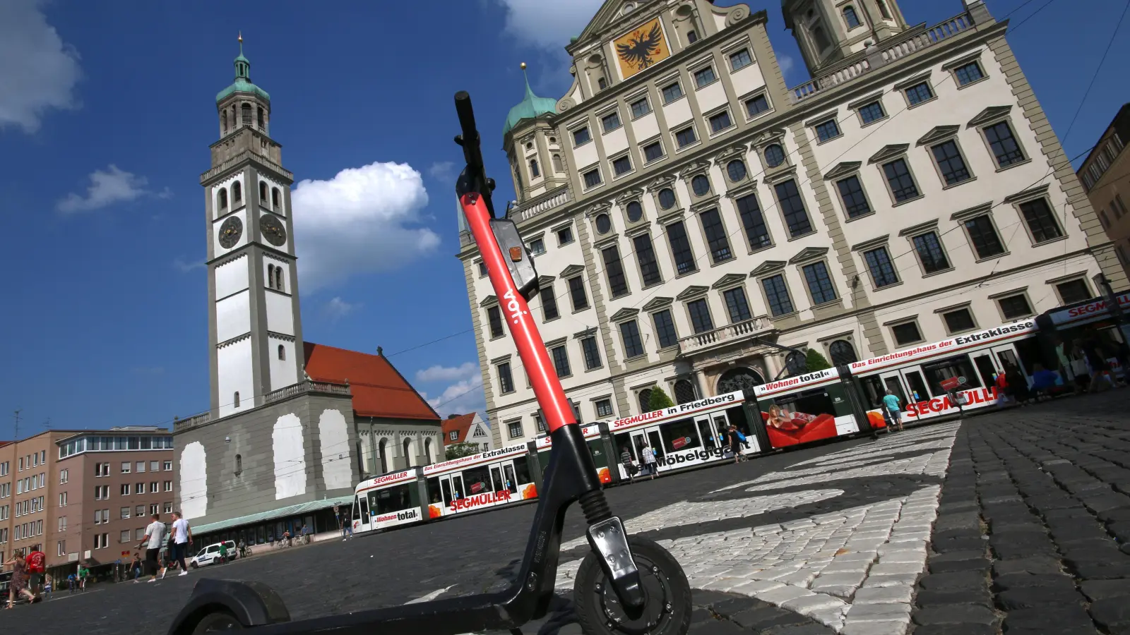 Schluss mit Wildparken: Mit fest vorgegebenen Abstellplätzen für E-Scooter will die Stadt Augsburg dem elektrisch betriebenen Roller-Chaos in der Innenstadt Herr werden. (Foto: Janina Funk)