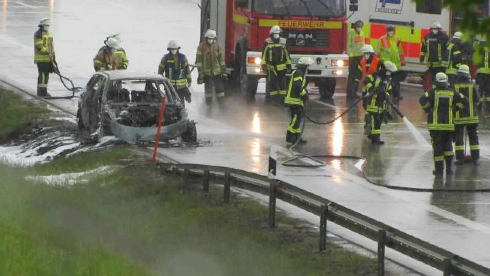 In Flammen stand am Montagmittag ein BMW auf der Fernstraße A 8 zwischen Dasing und Friedberg. Verletzt wurde niemand.