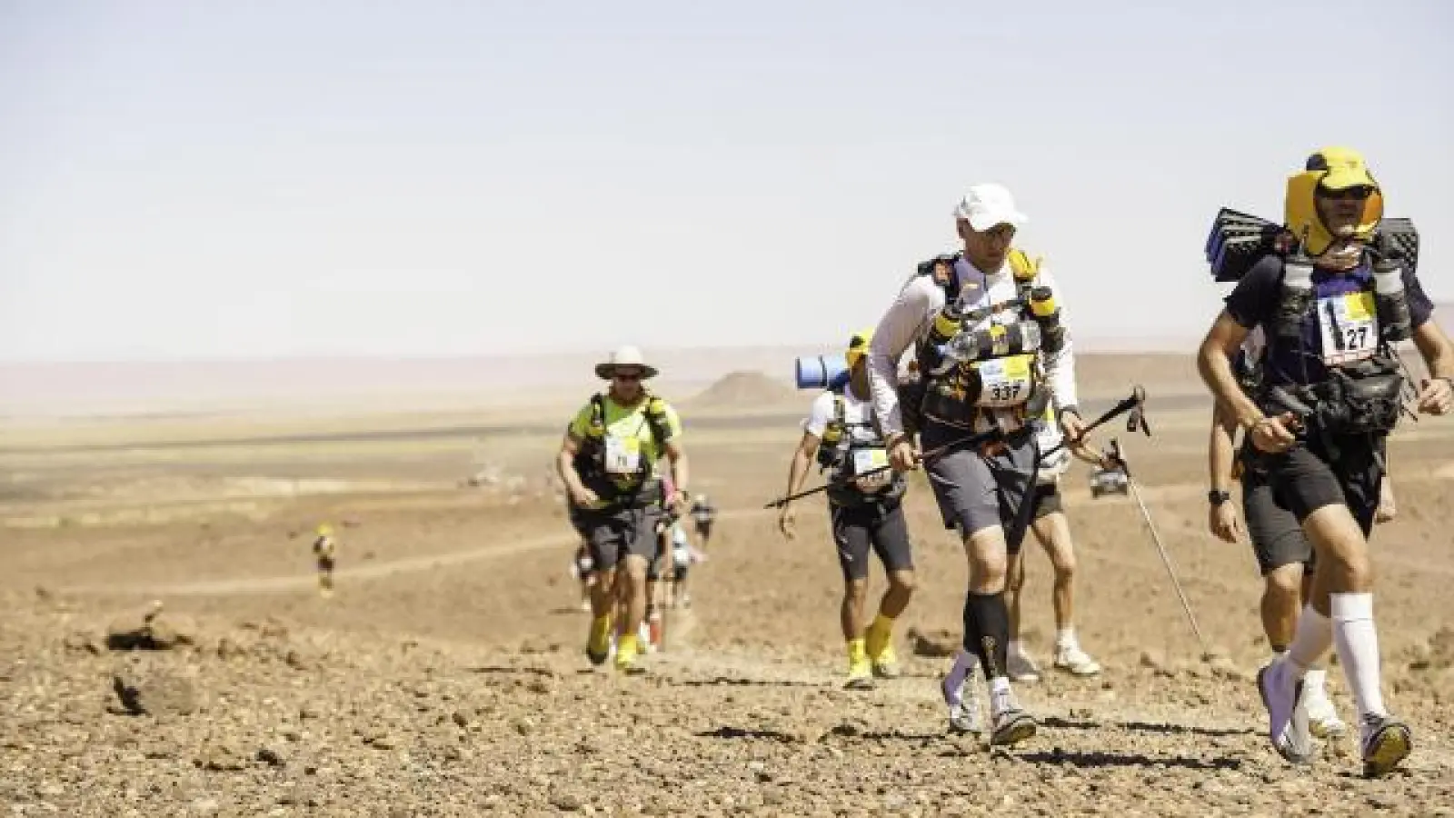 Eine Wüste   wird Viktor Reger (hier in der Sahara, Zweiter von rechts) im Jahr 2021 aufgrund der Corona-Pandemie voraussichtlich nicht durchqueren. Stattdessen möchte er jeden Tag laufen.	Foto: privat (Foto: privat)