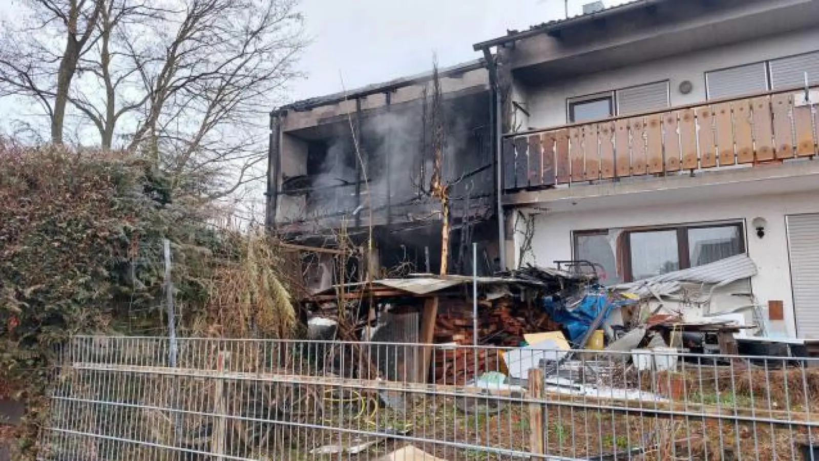 In dieser Doppelhaushälfte   lebte die 63 Jahre alte Tochter von Karlheinz Schreiber. Sie kam vor drei Wochen bei einem Brand ums Leben. 	Foto: Feuerwehr Mering (Foto: Feuerwehr Mering)