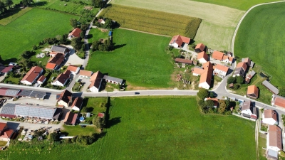 <b>Mainbach</b>, der kleinste Ortsteil der Gemeinde Hollenbach, soll wachsen. Auf zwei derzeit landwirtschaftlich genutzten Flächen, zusammen fast 9700 Quadratmeter, sollen Bauplätze entstehen. Sie liegen westlich der Dorfstraße, zwischen Nußbaum- und Schrannenweg.  (Foto: Xaver Ziegler)