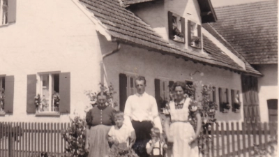 Das Schaffler-Anwesen um 1961: Das Bild wurde an Fronleichnam aufgenommen. Von links: Oma Agatha, geboren 1887, Peter, sein Vater Georg Winkler, geboren 1925, der 1949 aus der Kriegsgefangenschaft zurück nach Aulzhausen kam, der kleine Georg und Erna Winkler, geboren 1929.  (Foto: Repro: Georg Engelhard)