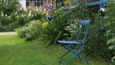 2018 hat Antonie Peters aus Aichach ihren Garten für die Allgemeinheit geöffnet. Heuer, am 26. Juni, können im Landkreis Aichach-Friedberg vier Gärten besucht werden. (Foto: Bastian Brummer)