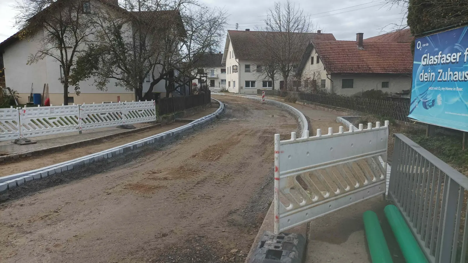 <b>Die Randsteine</b> sind gesetzt: Sollten es die Temperaturen erlauben, dann könnte in der übernächsten Woche im ersten Bauabschnitt der Zeller Straße in Baar die Tragschicht aufgebracht werden.  (Foto: Wilhelm Wagner)